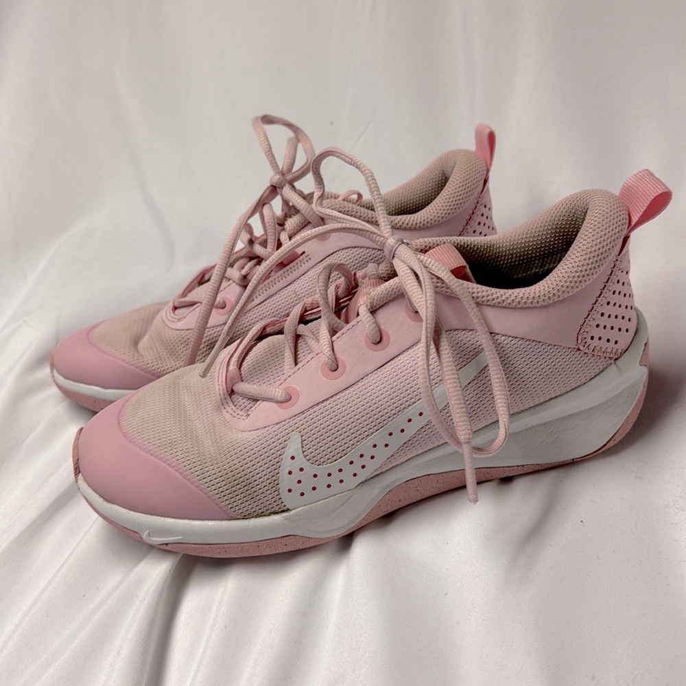 Nike girls volleyball, shoe pink!